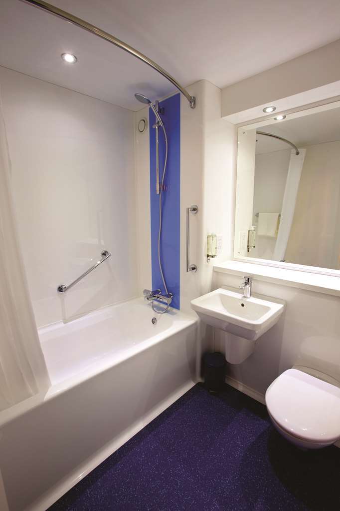 Travelodge Peterborough Central Room photo